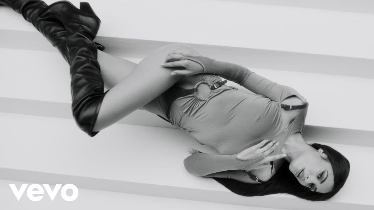 Still from Elodie — Bagno a Mezzanotte